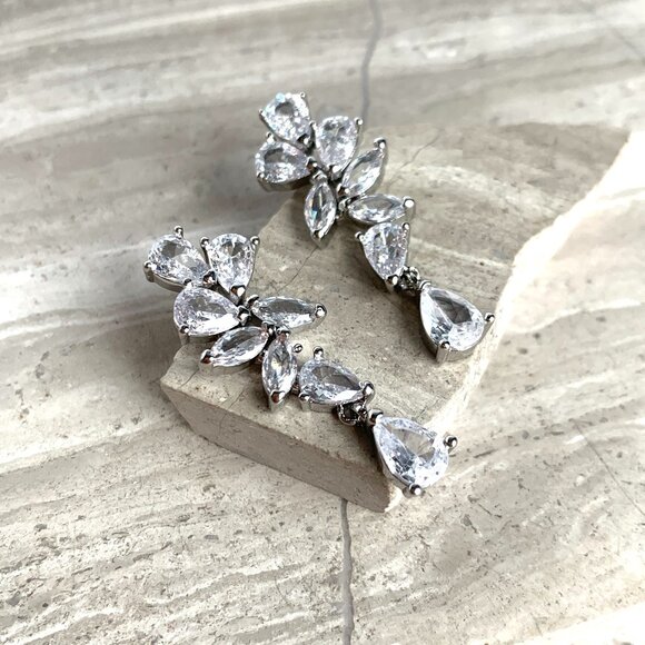 NEW~ Anthropologie APPLES & FIGS Fantasy Crystal-Cut Cluster Leaf Earrings - Picture 2 of 7